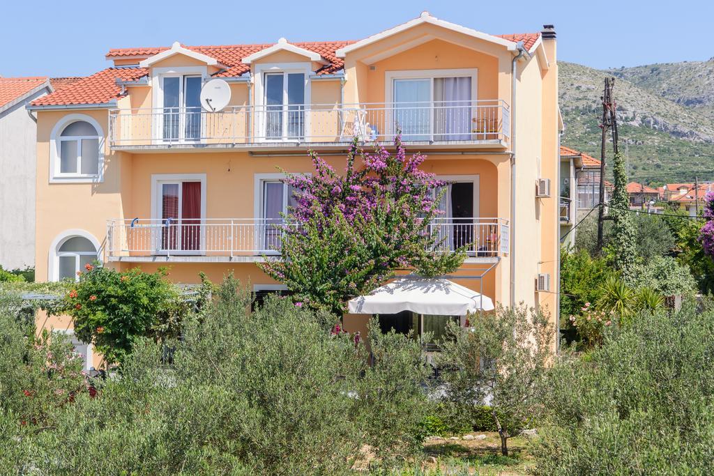 Apartments Grgic Trogir Exterior photo