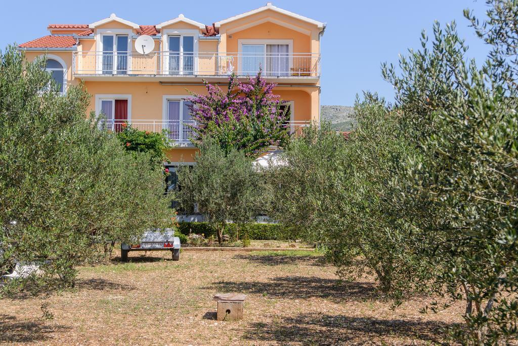 Apartments Grgic Trogir Exterior photo